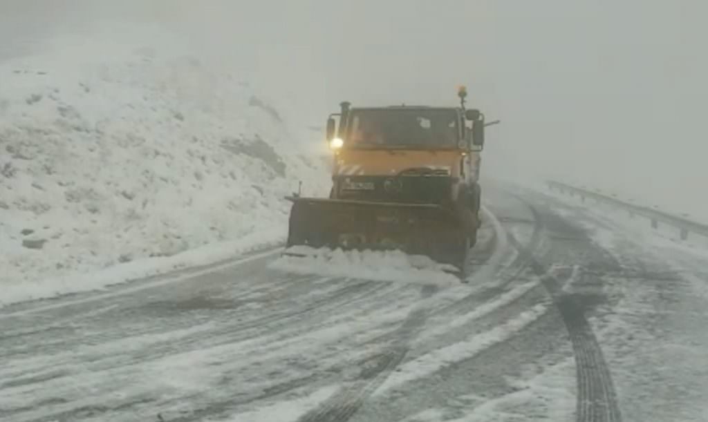 video - transfăgărășanul e sub nămeți. temperaturi sub zero grade la bâlea