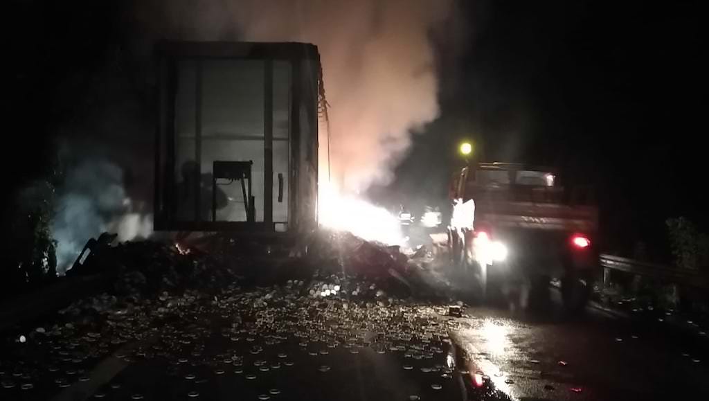 video foto tir în flăcări pe valea oltului - trafic blocat patru ore