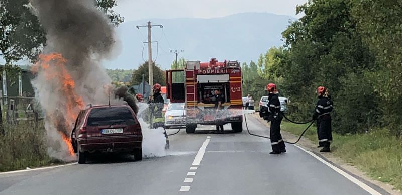 foto o mașină a luat foc la ieșirea de pe autostradă spre cisnădie