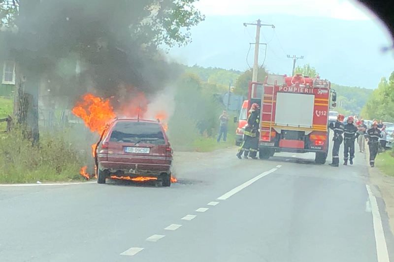 FOTO O mașină a luat foc la ieșirea de pe autostradă spre Cisnădie