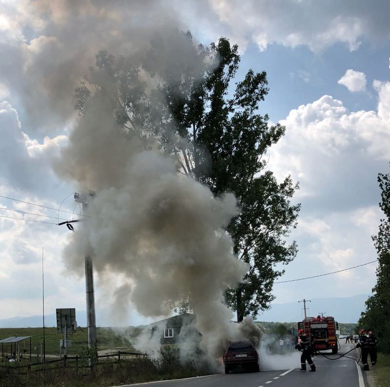 FOTO O mașină a luat foc la ieșirea de pe autostradă spre Cisnădie