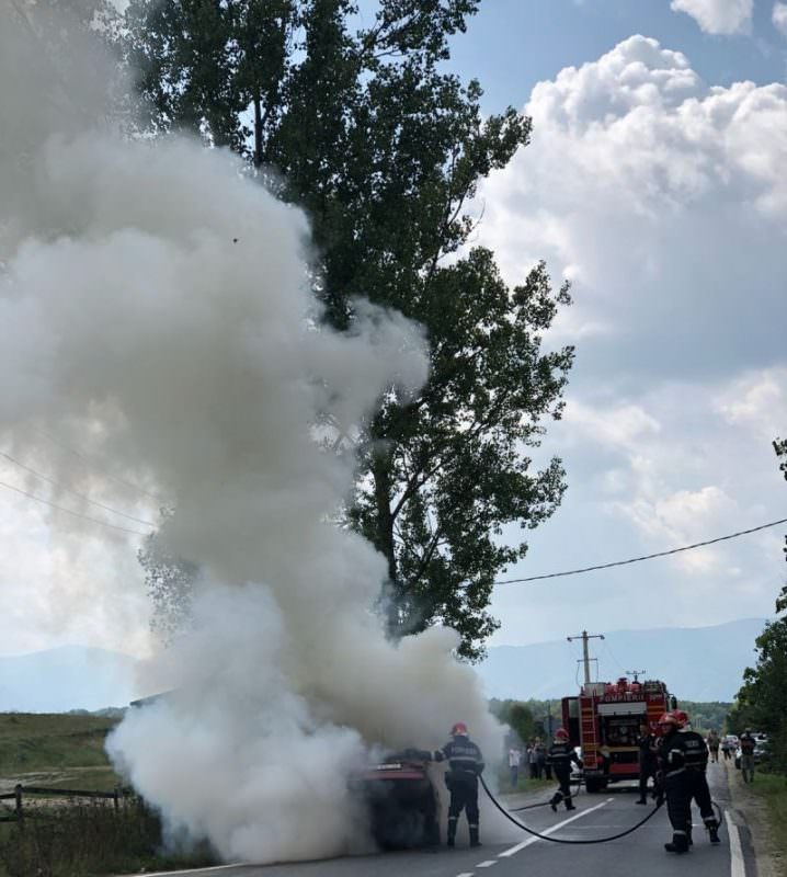 FOTO O mașină a luat foc la ieșirea de pe autostradă spre Cisnădie