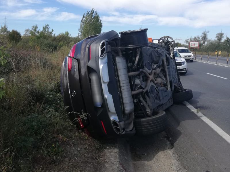 update video foto - accident la veștem - mașină răsturnată și un rănit