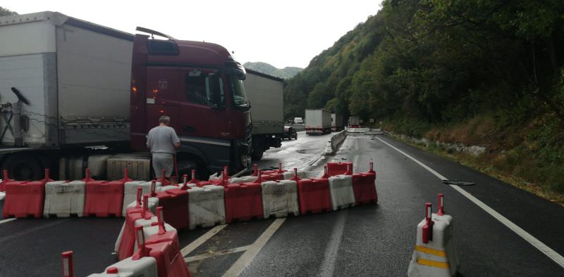 foto accident pe valea oltului. un tir s-a pus de-a curmezișul