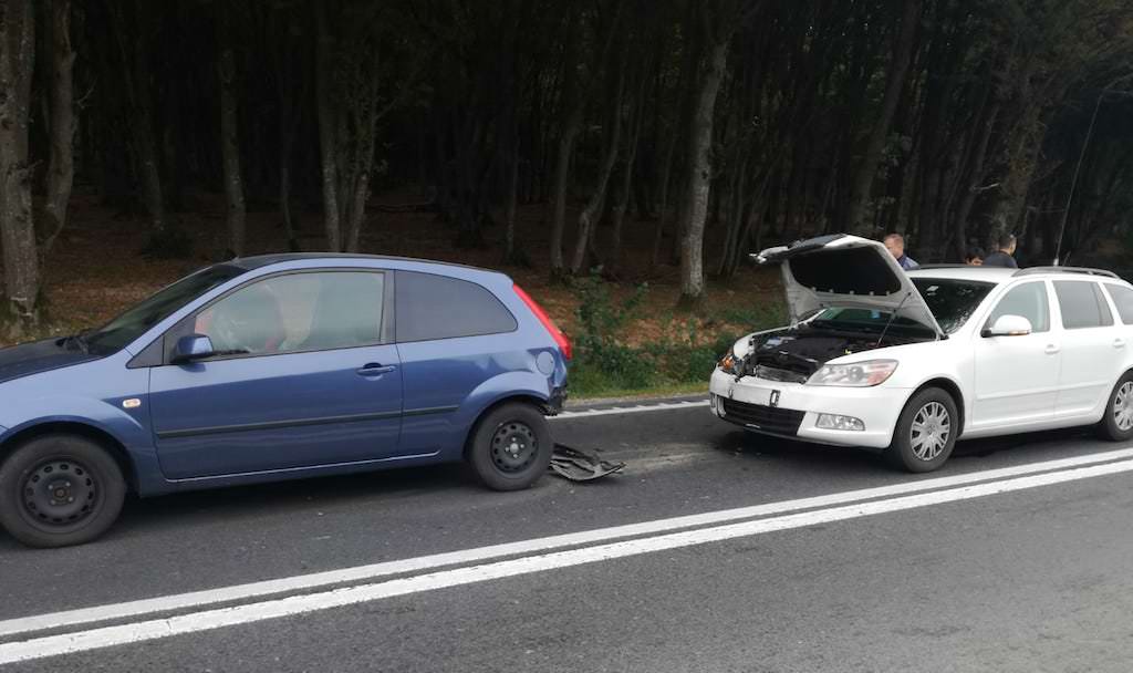 foto - accident în hula bradului. o șoferiță rănită