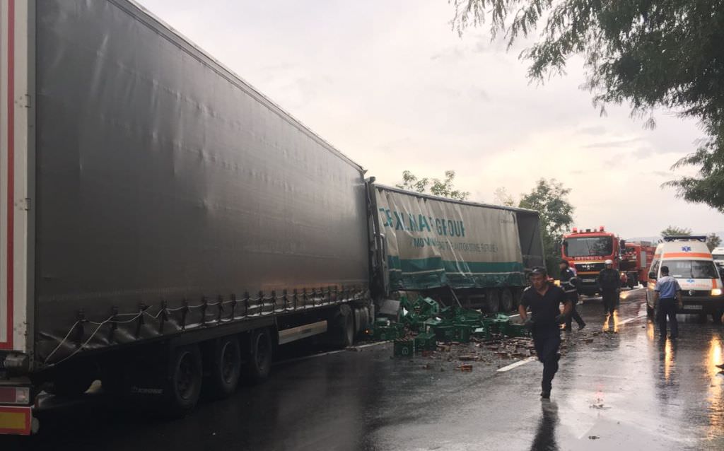 UPDATE FOTO – Accident grav între Vâlcea și Sibiu. Doi șoferi de TIR, încarcerați