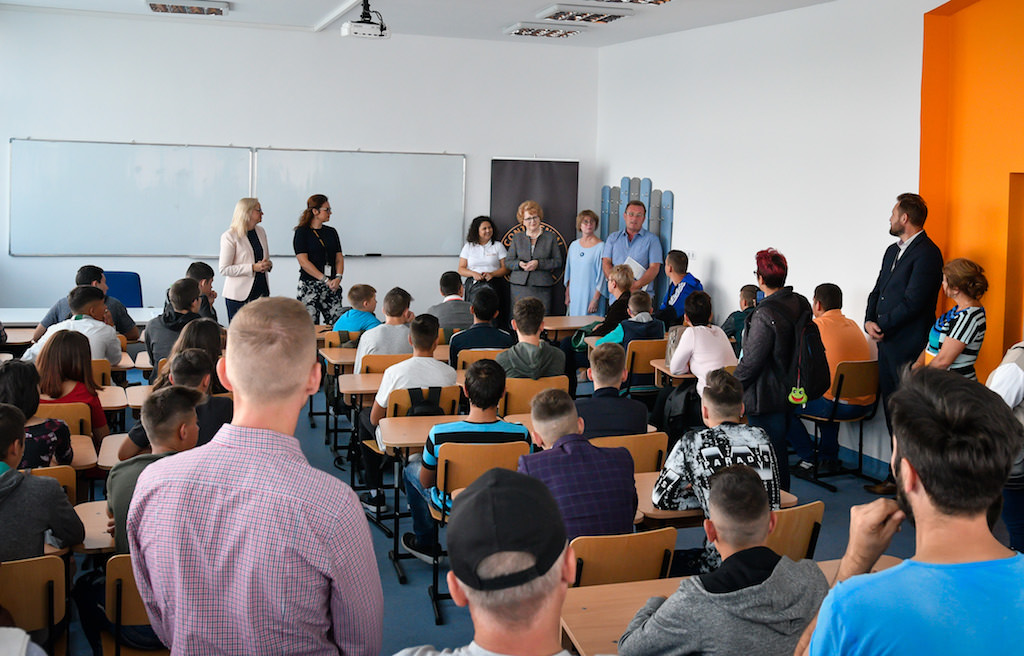 foto primarul astrid fodor a participat la deschiderea anului școlar la liceul independența