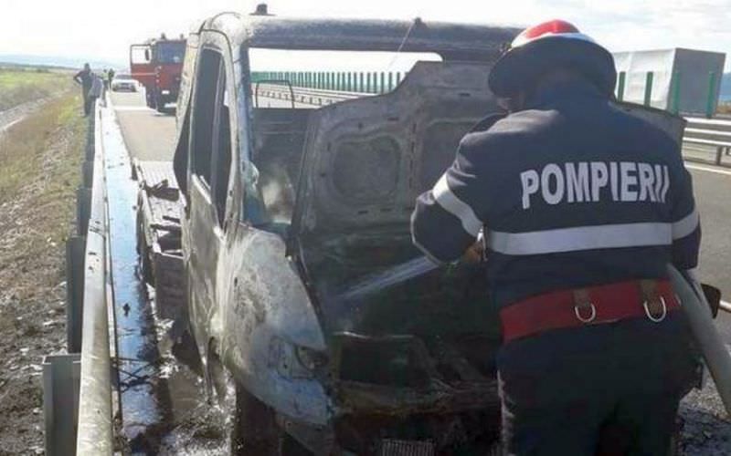 FOTO Camionetă făcută scrum în urma unui incendiu pe autostrada Sibiu – Deva