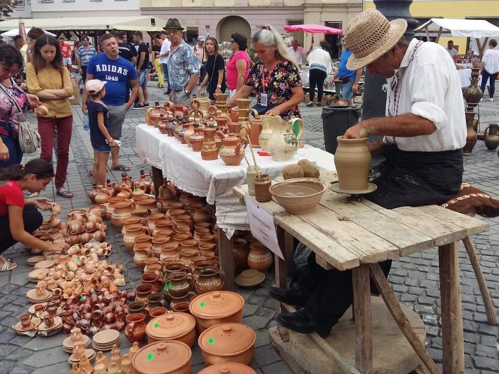 foto - mii de vizitatori la târgul olarilor din piața mare a sibiului