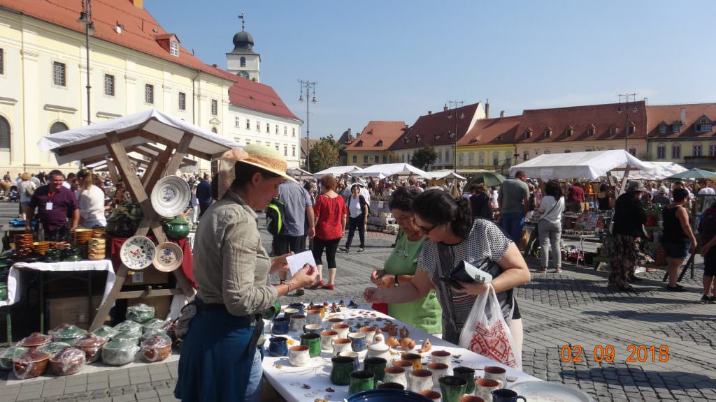 foto - mii de vizitatori la târgul olarilor din piața mare a sibiului