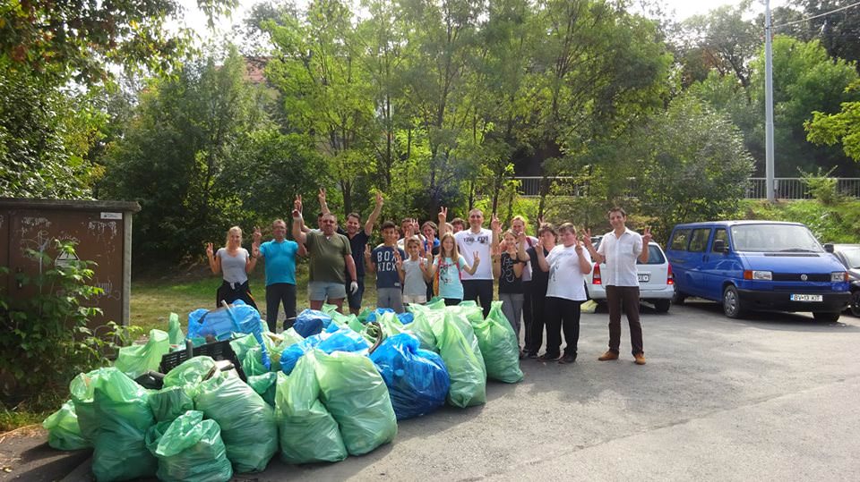 foto - angajații spitalului de pneumoftiziologie din sibiu a strâns gunoaiele din zona șoseaua alba iulia