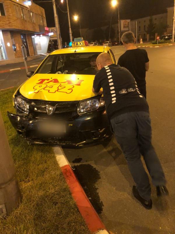 Carabulea s-a tamponat cu un taximetrist. Nu s-au putut înțelege amiabil