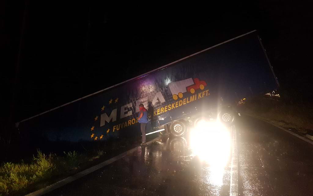 FOTO Accident pe Valea Oltului - Un TIR blochează traficul