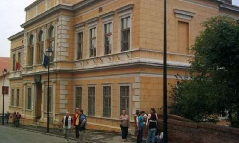 liceul de artă rămâne în centru încă un an. s-a prelungit contractul de închiriere