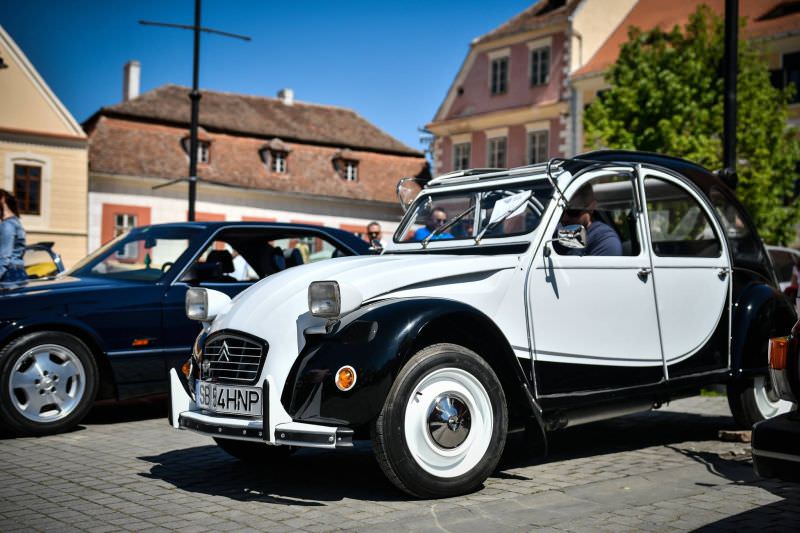 paradă cu mașini retro la sibiu