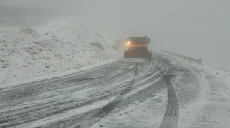 video foto - iarnă în toată regula pe transfăgărășan. ninge puternic