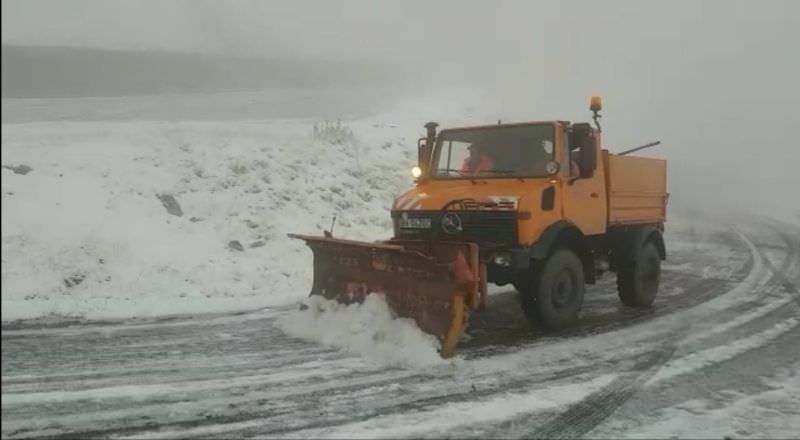 video foto - iarnă în toată regula pe transfăgărășan. ninge puternic