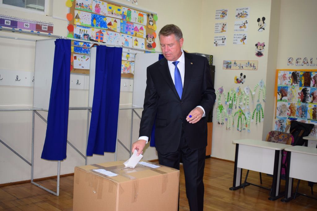 VIDEO - FOTO Iohannis a votat la Referendum - Imagini de la secție