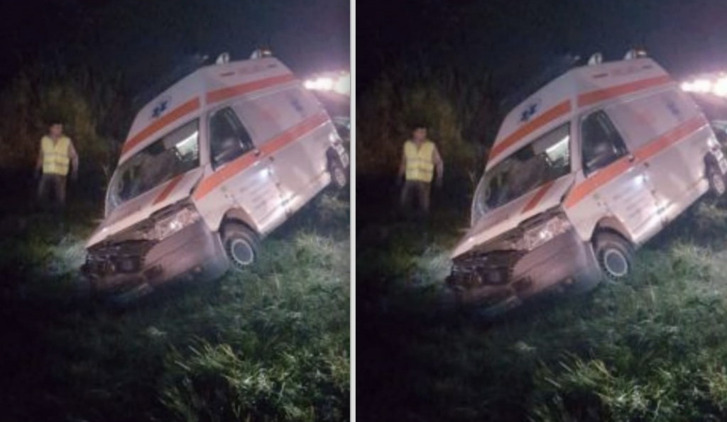 foto - ambulanță răsturnată pe dn1. șoferul era mort de beat