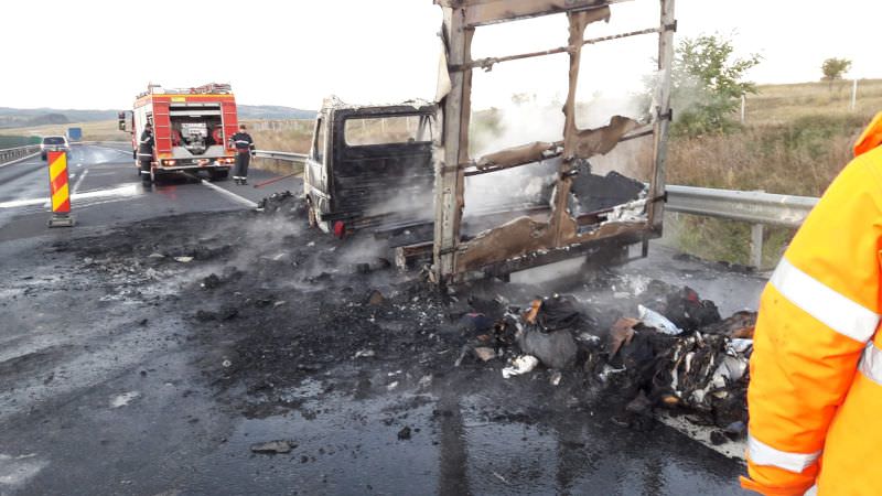 foto două mașini în flăcări pe a1 sibiu- sebeș. una a ars complet