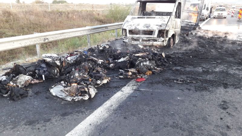 foto două mașini în flăcări pe a1 sibiu- sebeș. una a ars complet