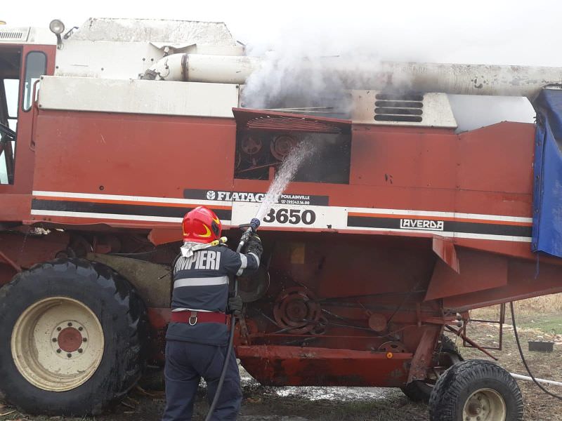 foto - panică pe câmp - combină în flăcări la țapu