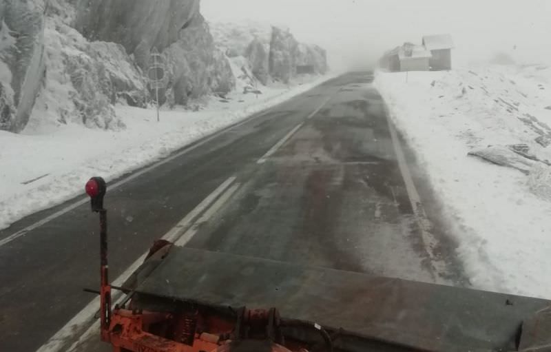 ninge în continuare pe transfăgărășan. restricții de trafic