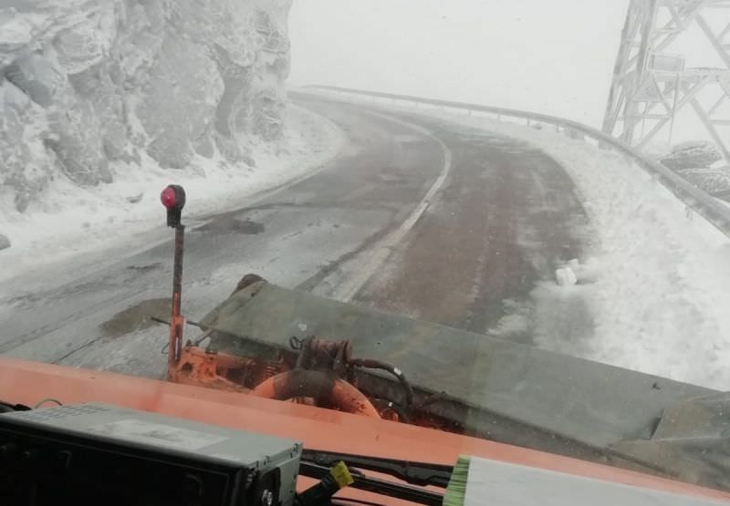 ninge în continuare pe transfăgărășan. restricții de trafic