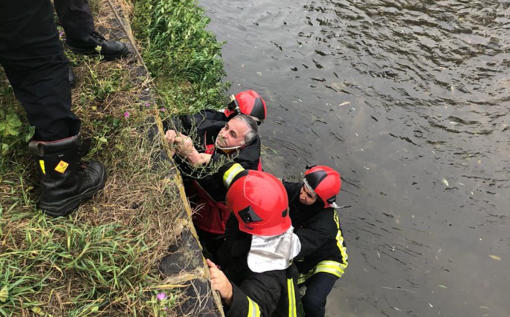 video foto bărbat căzut în râu lângă piața cibin. ce a vrut să facă