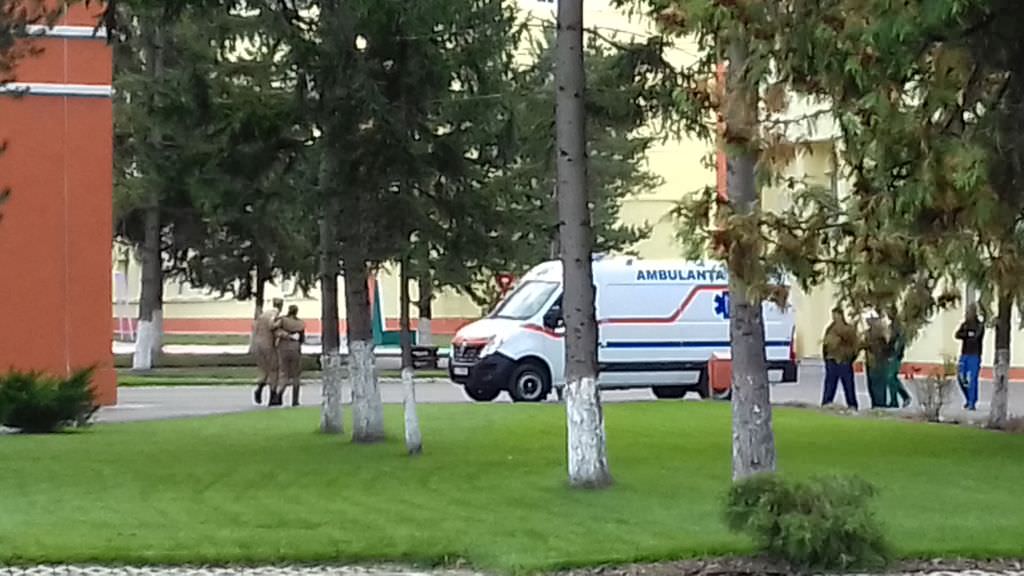 foto doi studenţi au leşinat la academia militară la sibiu în timpul ceremoniei oficiale