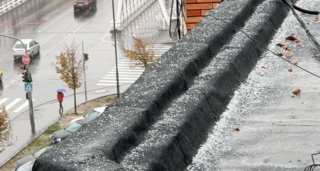 video foto grindină și primii fulgi de nea la sibiu. avertizare meteo nouă!