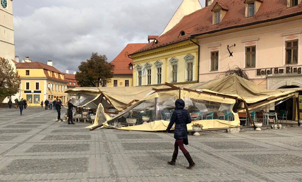 zeci de intervenții ale pompierilor din cauza vântului și ninsorilor - mai multe au fost la sibiu