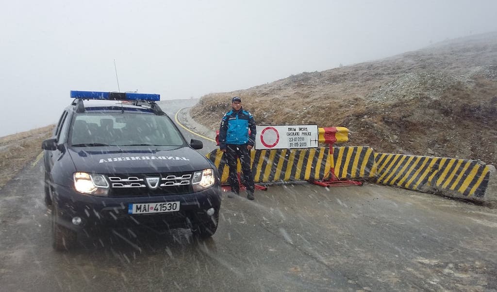 foto transalpina - au rămas blocați în zăpadă. erau în adidași și geci de vară