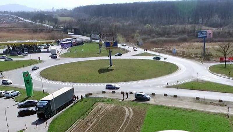 VIDEO – Bretele pentru descongestionarea traficului în giratoriul de pe DN1 la Veștem