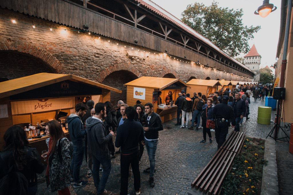 video - foto a început vinfest- atmosferă superbă, vinuri bune și festin culinar pe cetății