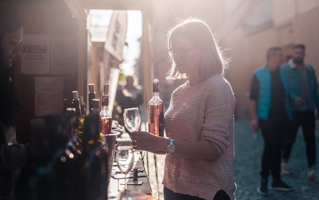 video - foto a început vinfest- atmosferă superbă, vinuri bune și festin culinar pe cetății