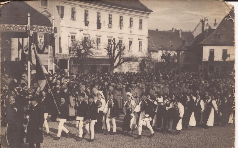 peste 8.000 de sibieni la marea unire din 1918 - cu entuziasm și fală au mers la alba iulia