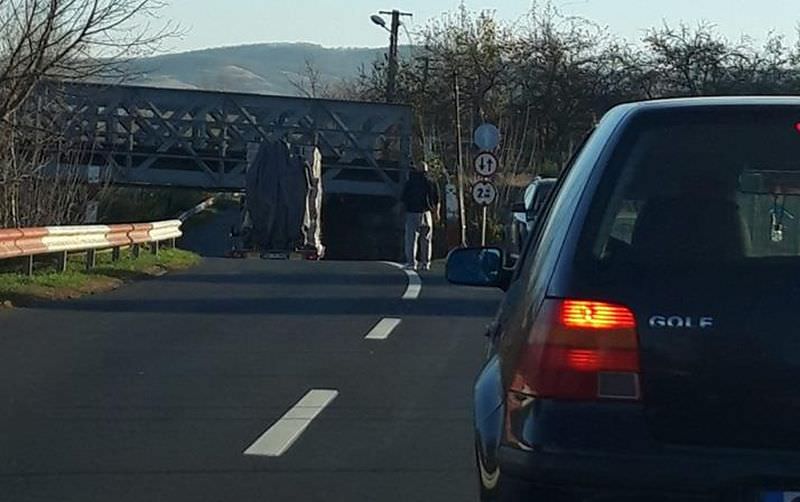 microbuz blocat sub pod la sibiu