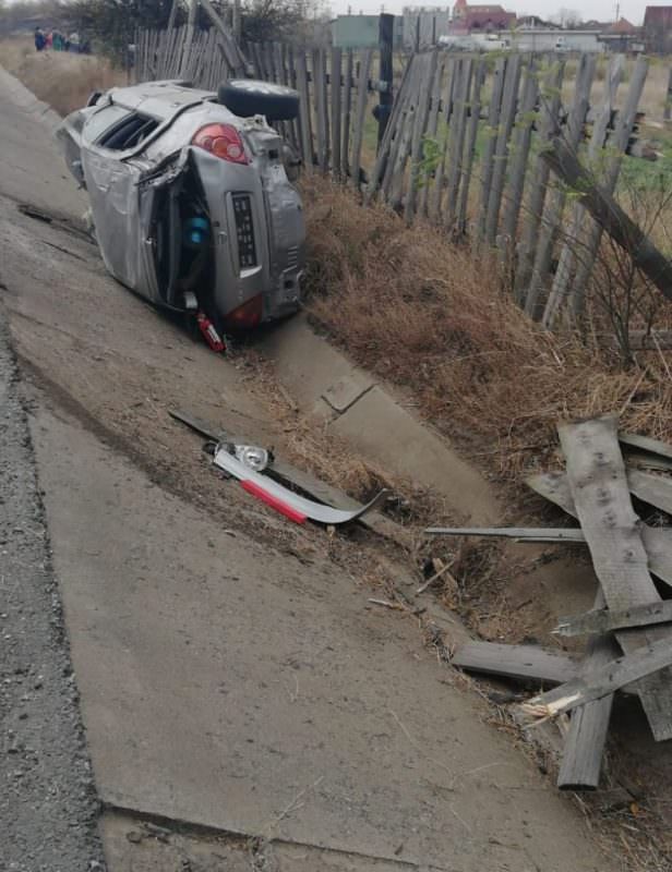 foto accident la veștem. s-a răsturnat în șanț