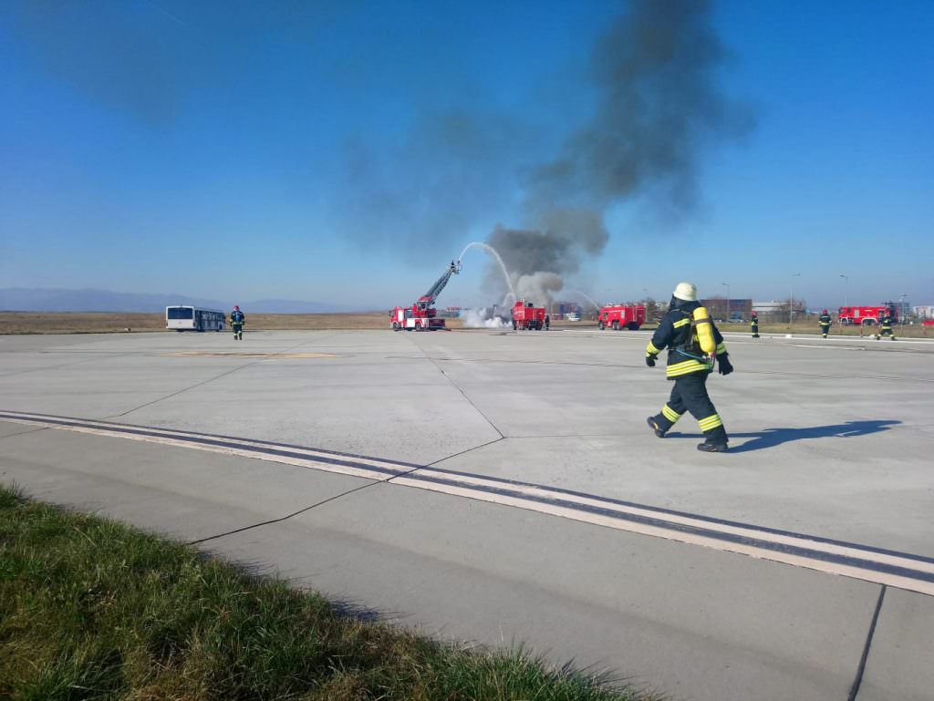 FOTO Exercițiu impresionant la Aeroport - Oamenii au crezut că a luat foc un avion