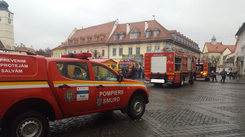 update foto incendiu în piața mare. două mașini de pompieri sunt acolo