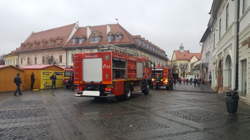 update foto incendiu în piața mare. două mașini de pompieri sunt acolo