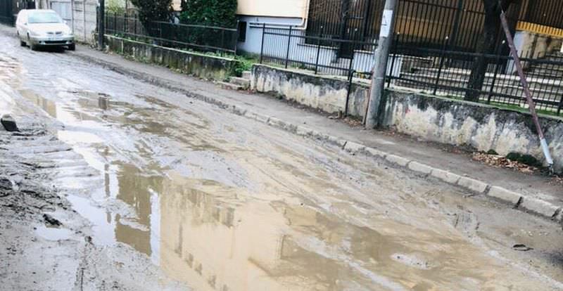 foto dezastru pe o stradă la doi kilometri de centrul sibiului – municipalitatea spune că ”se rezolvă”