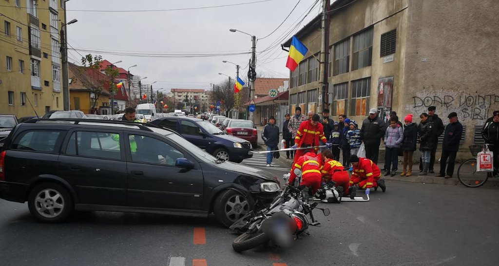 foto - tânăr pe motocicletă lovit în plin de o mașină la sibiu