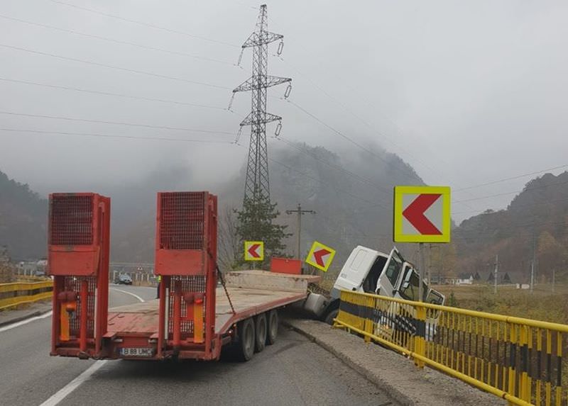 accident pe valea oltului – un tir stă să cadă peste calea ferată