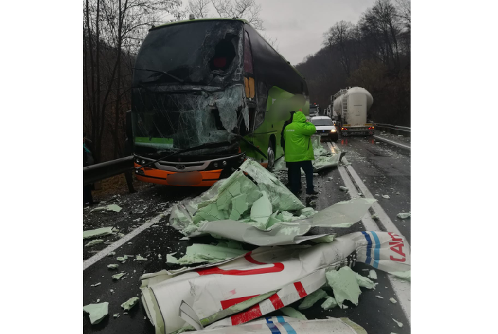 foto autocar implicat într-un accident pe hula bradului