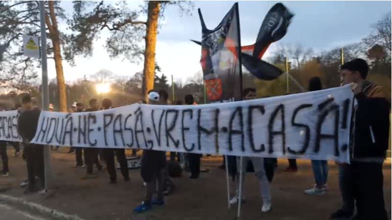 VIDEO – Protest la stadionul Municipal – ”Nouă ne pasă! Vrem acasă!”