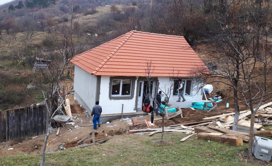 când comunitatea se unește - casa orfanilor mistuită de flăcări, reconstruită de la zero