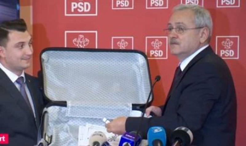 dragnea a revenit cu o valiză în parlament și l-a acuzat pe iohannis: „un președinte fals, un personaj de carton”