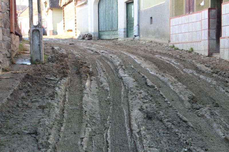 foto - jale la fântânele - drumurile arată ca după război